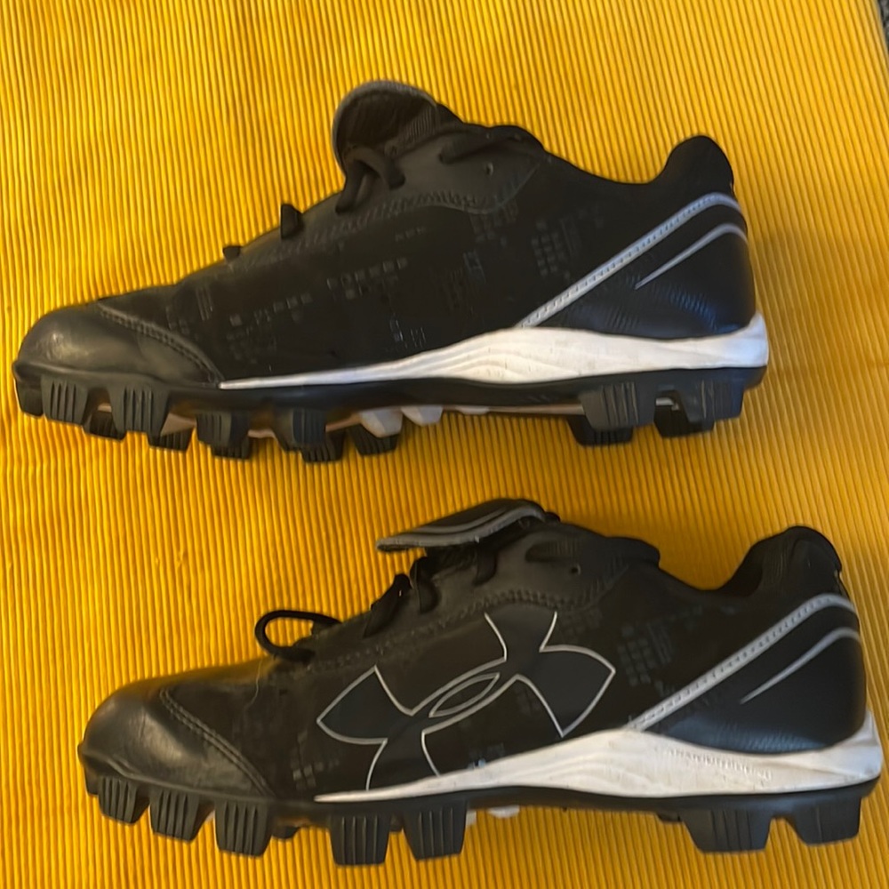 Under armour rubber  cleats black/ white   Womens 8. Like new.